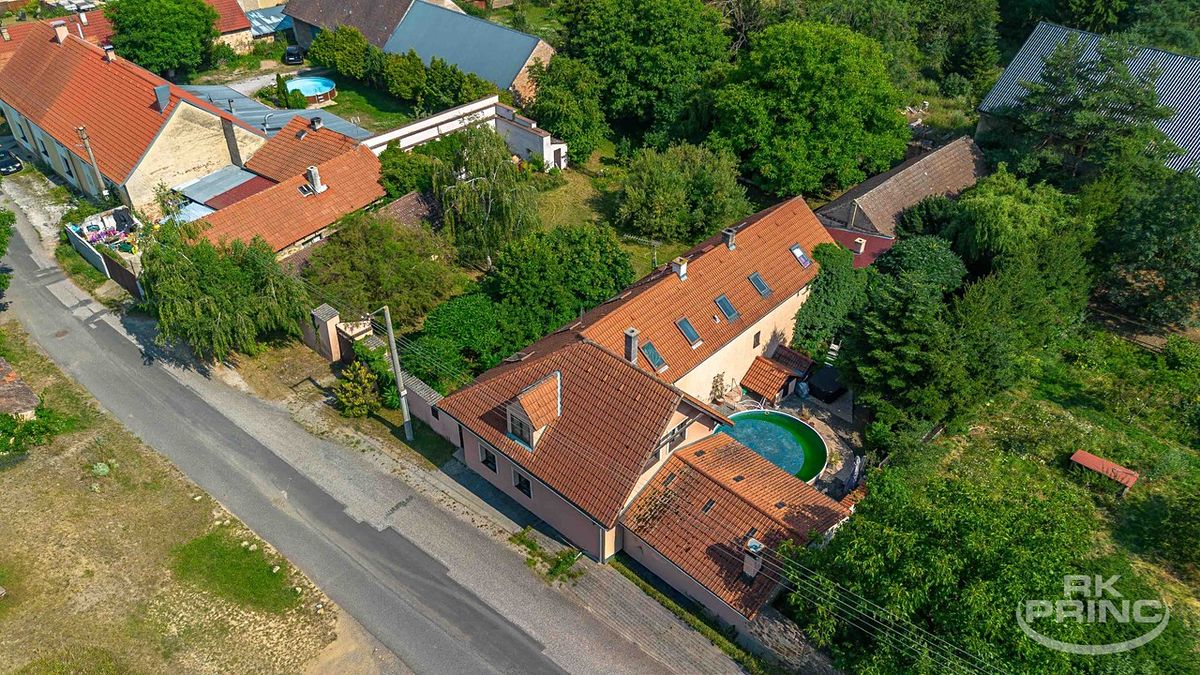 Prodej rodinného domu 450 m², pozemek 2111 m²